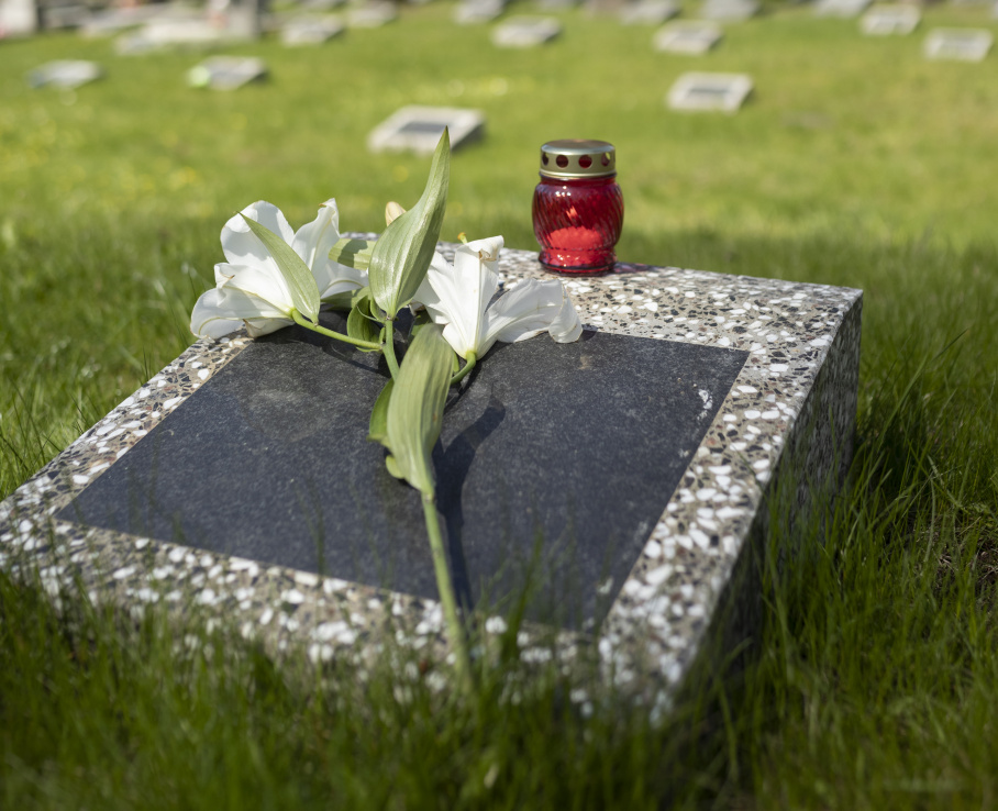 Какой памятник установить маме на могилу