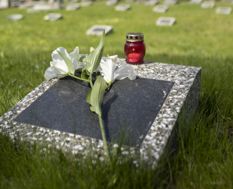 Какой памятник установить маме на могилу