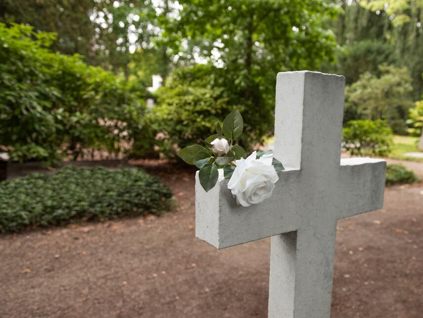 Где ставят памятник – в ногах или голове?