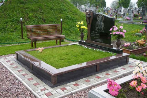 Когда ставить памятник на могилу